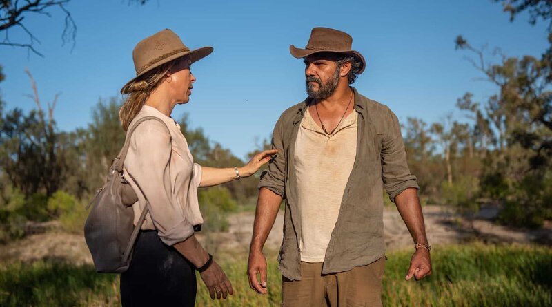 Svenja (Anneke Kim Sarnau) folgt mit Kalti (Aaron Pedersen) den Spuren der Teenager. – Bild: ARD Degeto/​Sam Oster