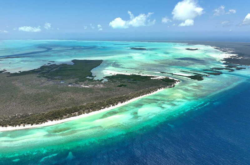 Das Aldabra-Atoll ist für seine Riesenschildkröten, seine Grüne Meeresschildkröte und seltene Korallen berühmt. – Bild: ZDF /​ © Tim Teichmann /​ © Tim Teichmann