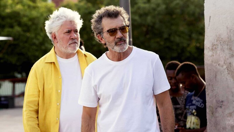 Aus der einzigartigen Alchemie dieser lebenslangen Zusammenarbeit zwischen Almodóvar (li.) und Banderas (re.) entstand ein mit Preisen überhäuftes Meisterwerk. – Bild: Allstar Picture Library Limited/Alamy Stock Photo / © Allstar Picture Library Limited/Alamy Stock Photo/Allstar Picture Library Limited. / Alamy Stock Photo/Allstar Picture Library Limited. / Alamy Stock Photo Aus der einzigartigen Alchemie dieser lebenslangen Zusammenarbeit zwischen Almodóvar (li.) und Banderas (re.) entstand ein mit Preisen überhäuftes Meisterwerk. – Bild: Allstar Picture Library Limited/Alamy Stock Photo / © Allstar Picture Library Limited/Alamy Stock Photo/Allstar Picture Library Limited. / Alamy Stock Photo/Allstar Picture Library Limited. / Alamy Stock Photo