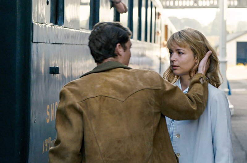 Philippe (Niels Schneider) geht zurück nach Paris und lässt Rachel (Virginie Efira) in Châteauroux zurück. – Bild: ARTE F /​ © Chaz Productions /​ © Chaz Productions
