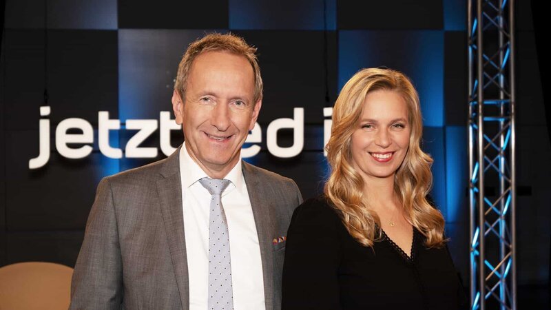 Das Moderatorenteam Tilmann Schöberl und Franziska Eder. – Bild: Andreas H. Schroll /​ BR /​ BR/​Andreas H. Schroll