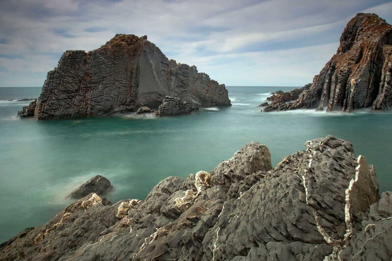 Algarve, Küstenlandschaft im Südwesten Portugals, Felsen im Meer Die Verwendung des sendungsbezogenen Materials ist nur mit dem Hinweis und Verlinkung auf RTL+ gestattet. – Bild: RTL /​ © 2021 Rota Vicentina