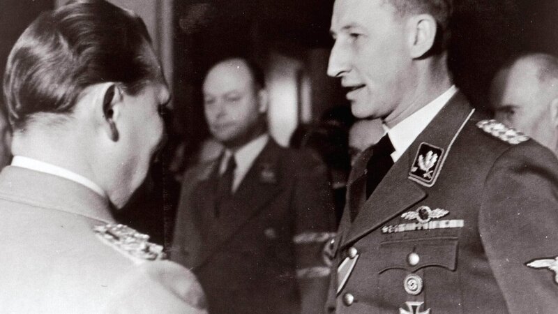 Für die Nazis der perfekte Nationalsozialist: Reinhard Heydrich (r., 1904–1942) wurde 1941 von Hermann Göring (l.) mit der „Endlösung der Judenfrage“ beauftragt. Am 20.01.1942 hat Heydrich die Organisation und strukturierte Umsetzung seines Auftrags mit allen beteiligten Behörden auf der ‚Wannseekonferenz‘ koordiniert. – Bild: TVNOW / Spiegel TV Für die Nazis der perfekte Nationalsozialist: Reinhard Heydrich (r., 1904–1942) wurde 1941 von Hermann Göring (l.) mit der „Endlösung der Judenfrage“ beauftragt. Am 20.01.1942 hat Heydrich die Organisation und strukturierte Umsetzung seines Auftrags mit allen beteiligten Behörden auf der ‚Wannseekonferenz‘ koordiniert. – Bild: TVNOW / Spiegel TV