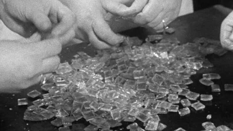 Die auf Tafeln hergestellten Zwiebel-Bonbons müssen zum Schluss noch in Einzelstücke gebrochen werden. – Bild: BR / BR Die auf Tafeln hergestellten Zwiebel-Bonbons müssen zum Schluss noch in Einzelstücke gebrochen werden. – Bild: BR / BR