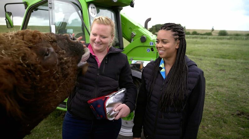 „Cow-Sharing“ nennt sich das Projekt in Otterndorf (Nds.), bei dem sich Hjördis Plate (l.) für das Wohl der Galloway-Rinder einsetzt. – Bild: NDR „Cow-Sharing“ nennt sich das Projekt in Otterndorf (Nds.), bei dem sich Hjördis Plate (l.) für das Wohl der Galloway-Rinder einsetzt. – Bild: NDR
