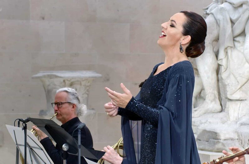 Vivaldi und Mozart im Louvre – Bild: Prismedia /​ Zwischen den Instrumentalstücken interpretiert Marina Viotti Arien aus Opern von Vivaldi und Mozart.