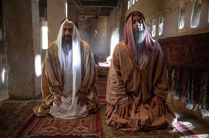 Muhammad Ibn Abd al-Wahhab (re.) und Muhammad Ibn Saud (li.) beim Gebet – Bild: ZDF /​ © Oliver Halmburger