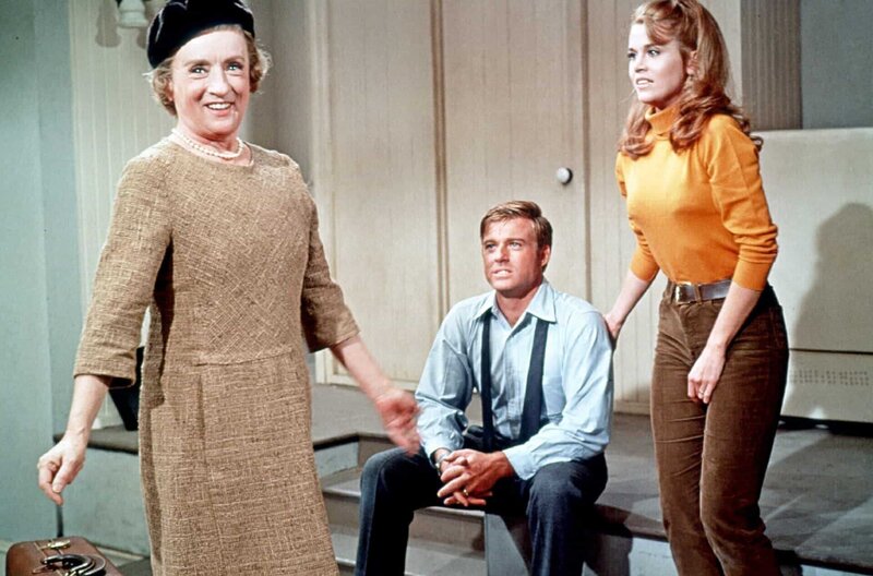 Barfuß im Park – Bild: 2023 by Paramount Pictures/​All rights reserved /​ Leicht nervös präsentieren Corie (Jane Fonda, re.) und ihr frisch angetrauter Ehemann Paul (Robert Redford, Mi.) Cories Mutter Ethel (Mildred Natwick, li.) die neue, noch etwas kahle  …