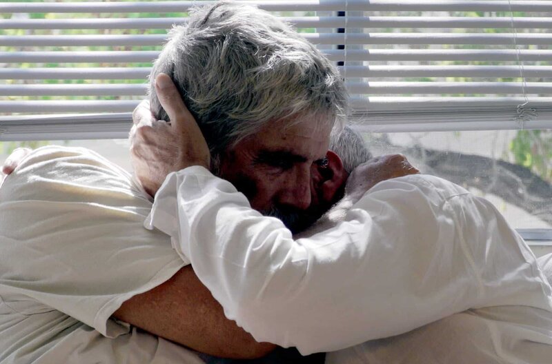 This Is the End... – Bild: La Huit 2022 /​ Vincent Dieutre (re.) und sein ehemaliger Geliebter Dean (li.) haben sich zufällig auf Facebook wiedergefunden und beschließen, sich nach 40 Jahren wiederzusehen.