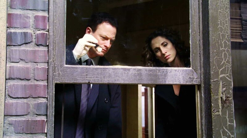 Detective Mac Taylor (Gary Sinise) und Detective Stella Bonasera (Melina Kanakaredes). – Bild: RTL /​ CBS