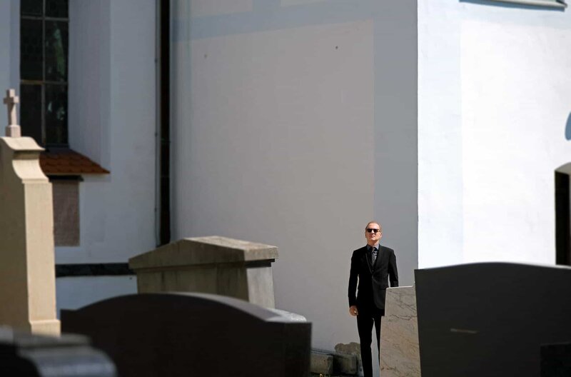 Wir haben einen Deal – Bild: Gabriele Faber/​Rat Pack  /​ Klaus Wille (Peter Lohmeyer) lässt es sich nicht nehmen, der Beerdigung von Franks Mutter beizuwohnen. Doch er bleibt im Hintergrund. Ein Schuldeingeständnis?