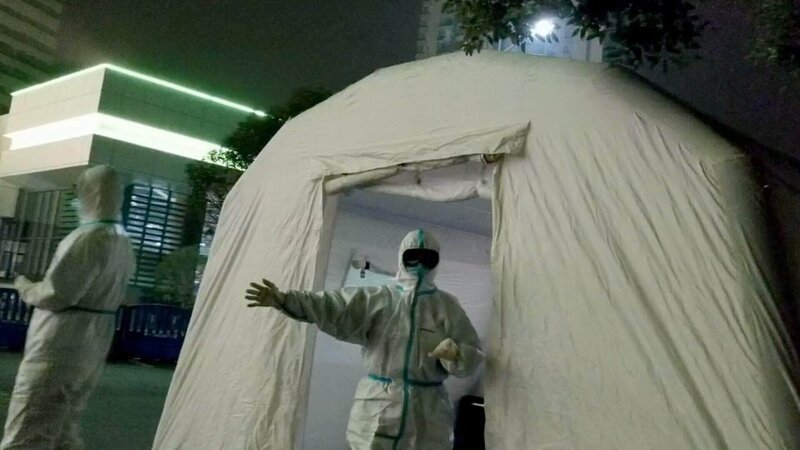 Mann mit Schutzanzug und Maske Die Verwendung des sendungsbezogenen Materials ist nur mit dem Hinweis und Verlinkung auf RTL+ gestattet. – Bild: RTL / © Al Jazeera Mann mit Schutzanzug und Maske Die Verwendung des sendungsbezogenen Materials ist nur mit dem Hinweis und Verlinkung auf RTL+ gestattet. – Bild: RTL / © Al Jazeera
