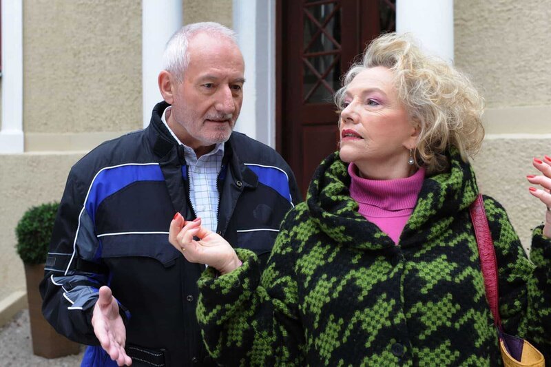 Alfons (Sepp Schauer, l.); Rosi Zwick (Veronika von Quast, r.) – Bild: Dieses Bild darf ausschließlich nach Maßgabe der Allgemeinen Geschäftsbedingungen für die Presselounges der Sender der ProSiebenSat.1 Media SE (AGB) genutzt werden. Die in den AGB festgesetzten Rechteeinschränkungen sind unbedingt  …