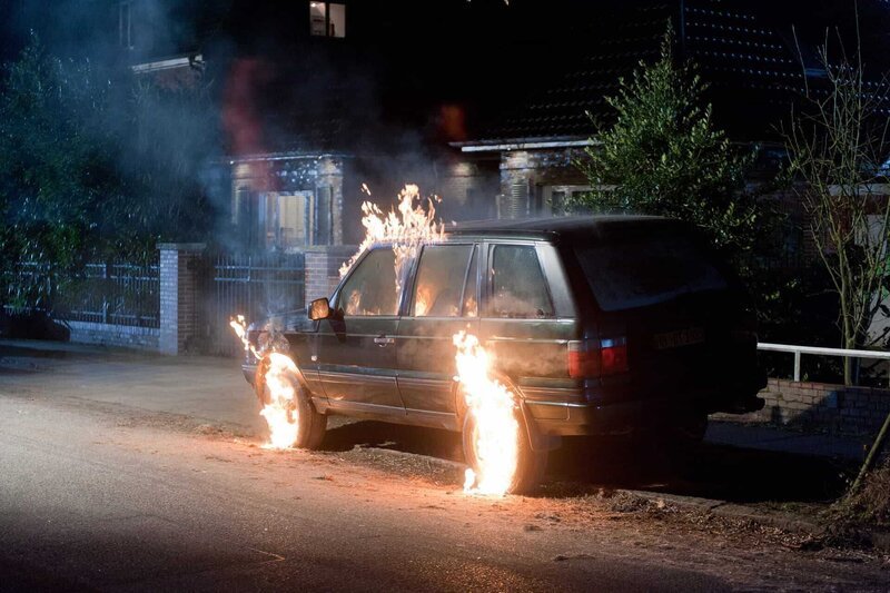 Das Auto eines Nachhilfeinstituts-Leiters wird in Brand gesteckt. – Bild: ZDF und Boris Laewen./​Boris Laewen