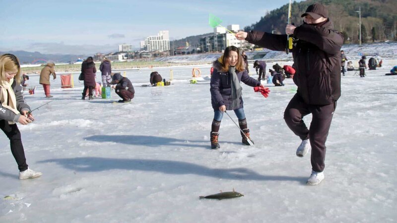 Mutig und abgehärtet: Eisfischer am Olympiaort Pyeongchang. – Bild: ZDF und Thomas Reichart/Thomas Reichart Mutig und abgehärtet: Eisfischer am Olympiaort Pyeongchang. – Bild: ZDF und Thomas Reichart/Thomas Reichart