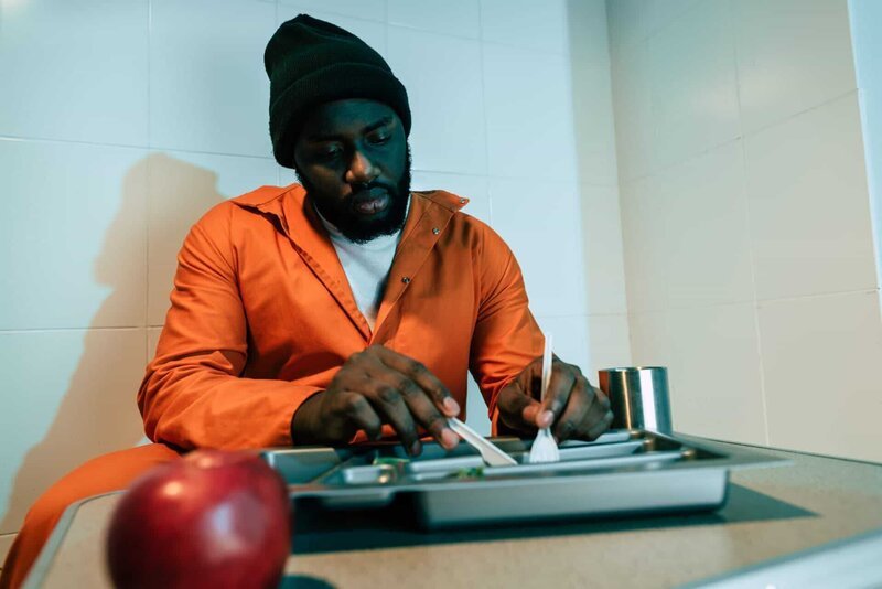 Afrikanische Amerikanische Häftling Gefängniszelle Essen – Bild: Depositophotos