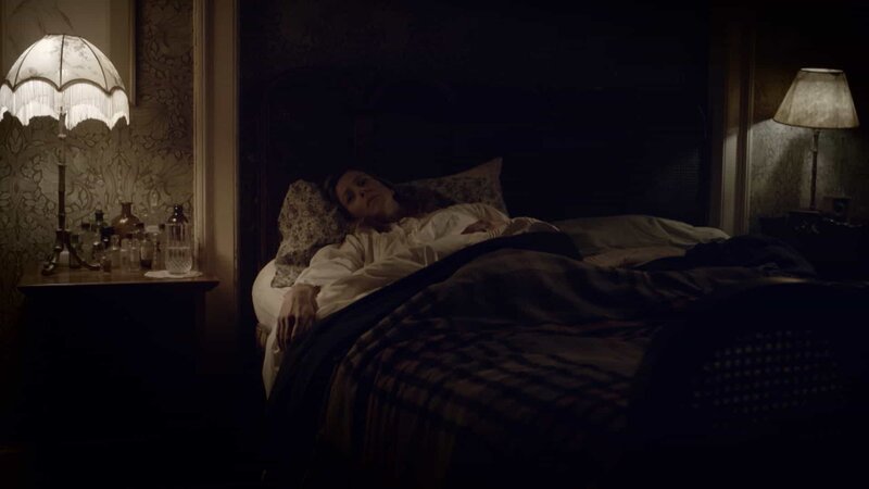 Eine Obduktion bestätigt, dass Katherine Armstrong, die Ehefrau des Anwalts Herbert R. Armstrong, an einer Arsenvergiftung starb. Aber hat sie das damals weit verbreitete Arsen versehentlich zu sich genommen, Selbstmord begangen, oder wurde sie vergiftet? – Bild: ZDF und Cosmo Hildyard./​Cosmo Hildyard