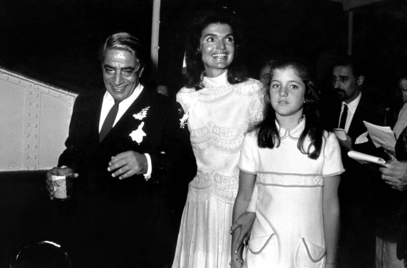 Aristoteles Onassis und Jackie Onassis mit Caroline Kennedy (1968 Hochzeit). – Bild: NDR/​Stennerfilm/​REX/​Shutterstock