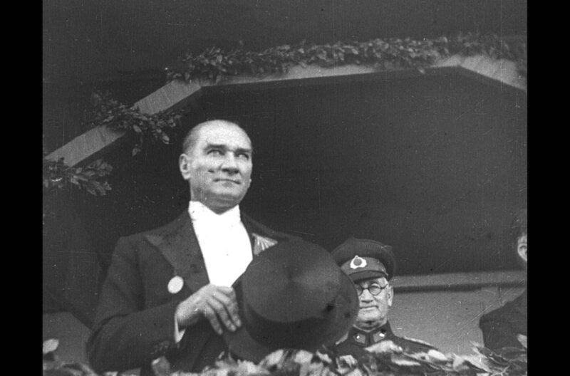 Mit Mustafa Kemal Atatürk an ihrer Spitze erlebte die Türkei innerhalb von zehn Jahren eine politische, soziale und kulturelle Revolution. Atatürk initiierte eine Reihe von Reformen, die die Nation auf Augenhöhe mit dem Westen setzen sollten. – Bild: Alle Rechte vorbehalten /​ Â© Alle Rechte vorbehalten
