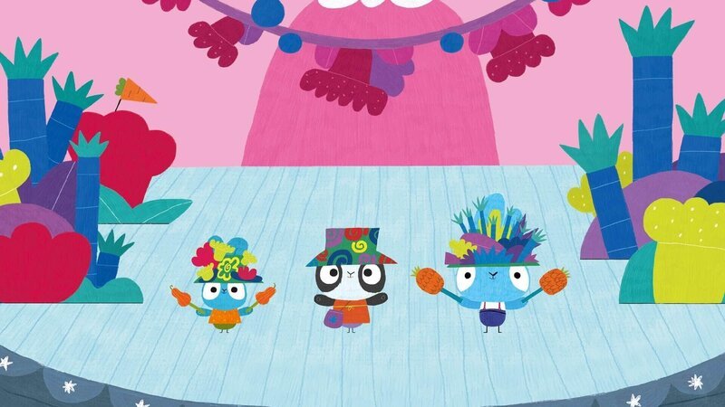 Bop(re.), Boo (li.) und ihre Pandafreundin Bao (mi.) möchten auch Sonnenhüte haben und wollen dazu Pas neuen „Hut-omat“ benutzen. Damit die Hüte nicht alle gleich aussehen verziert jeder seinen Hut individuell. Danach führen sie Ma und Pa eine tolle Hutparade vor. – Bild: 2020 publishing house Glowberry Books LLC