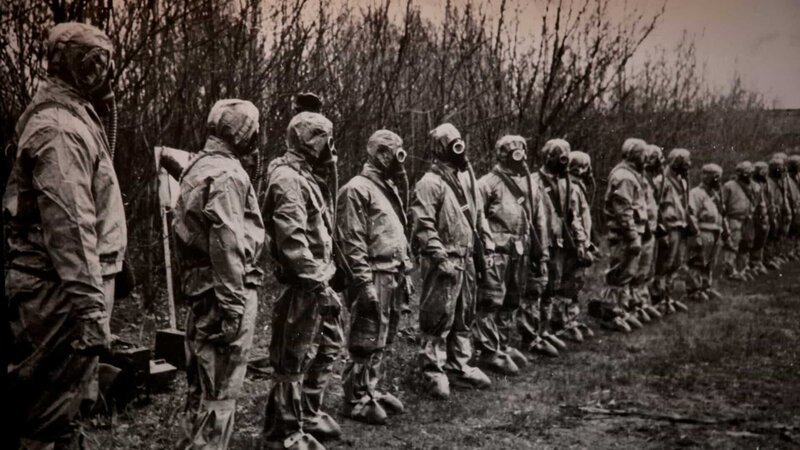 In Schutzanzügen gegen radioaktive Strahlung: „Liquidatoren“, die sich nach der Reaktorkatastrophe von Tschernobyl um die Aufräumarbeiten kümmern. – Bild: ZDF und Gamma-Rapho / Lochon In Schutzanzügen gegen radioaktive Strahlung: „Liquidatoren“, die sich nach der Reaktorkatastrophe von Tschernobyl um die Aufräumarbeiten kümmern. – Bild: ZDF und Gamma-Rapho / Lochon