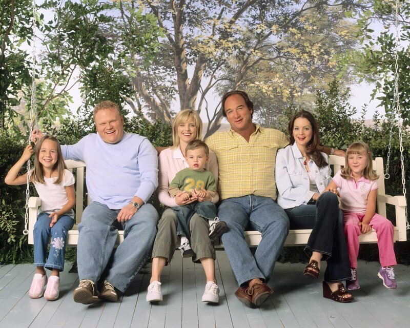 Jim hat immer Recht! „Wir haben ein Bingo“. Im Bild (v.li.): Larry Joe Campbell, Courtney Thorne-Smith, Conner & Garret Sullivan, Taylor Atelian, James Belushi, Billi Bruno, Kimberly Williams. – Bild: Disney channel Jim hat immer Recht! „Wir haben ein Bingo“. Im Bild (v.li.): Larry Joe Campbell, Courtney Thorne-Smith, Conner & Garret Sullivan, Taylor Atelian, James Belushi, Billi Bruno, Kimberly Williams. – Bild: Disney channel