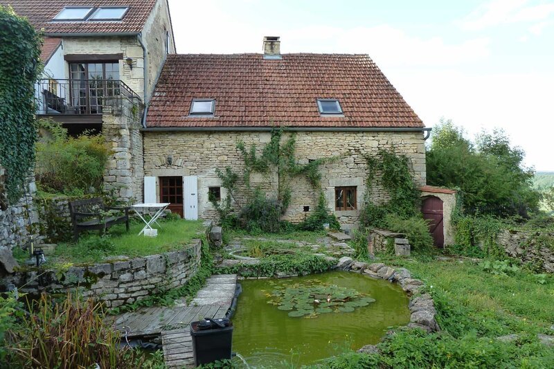 The contributors’ property has a lovely backyard that comes with old masonry, a pond, and overgrown plants and ivy around the perimeter, as seen on HGTV’s House Hunters International Renovation. – Bild: 2014, HGTV/​Scripps Networks, LLC. All Rights Reserved.