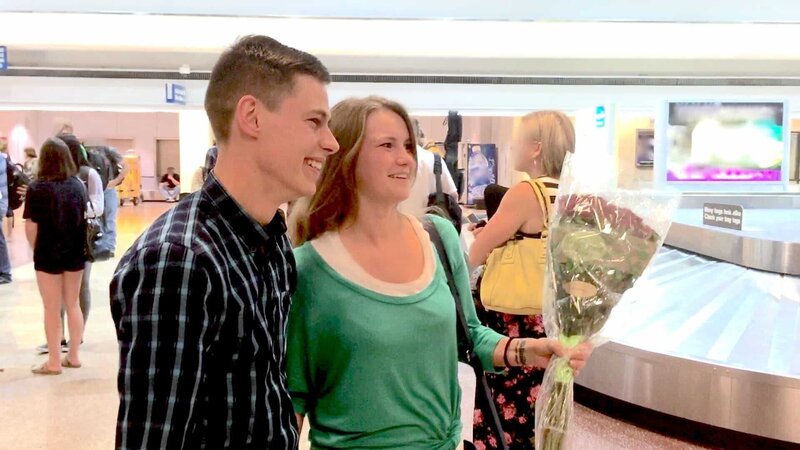 Aleksandra arrives and nervously says hello to Josh’s family. – Bild: TLC /​ Discovery Communications