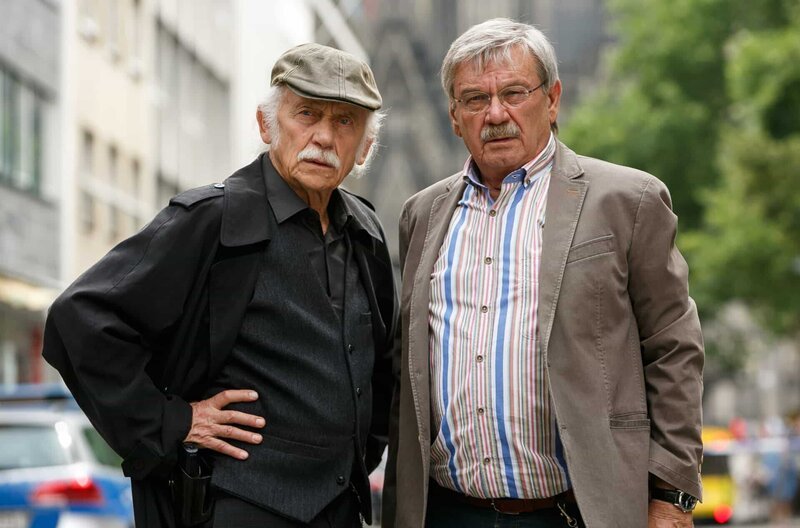 Die Kommissare Edwin Bremer (Tilo Prückner, l.) und Günter Hoffmann (Wolfgang Winkler, r.). – Bild: ARD/​Kai Schulz /​ ARD-Programmdirektion
