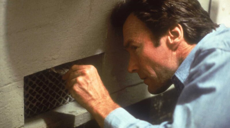 Morris (Clint Eastwood) möchte über die Lüftung entkommen. – Bild: ARD Degeto/​BR/​Paramount Pictures