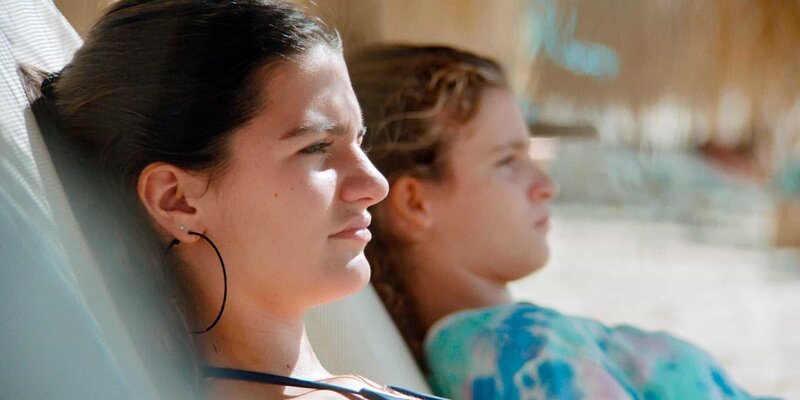 Anfangs klammert sich Claire (Zita Gaier, r) an ihre Schwester Zoe (Nicolais Borger) – Bild: WDR/Niko Film Anfangs klammert sich Claire (Zita Gaier, r) an ihre Schwester Zoe (Nicolais Borger) – Bild: WDR/Niko Film
