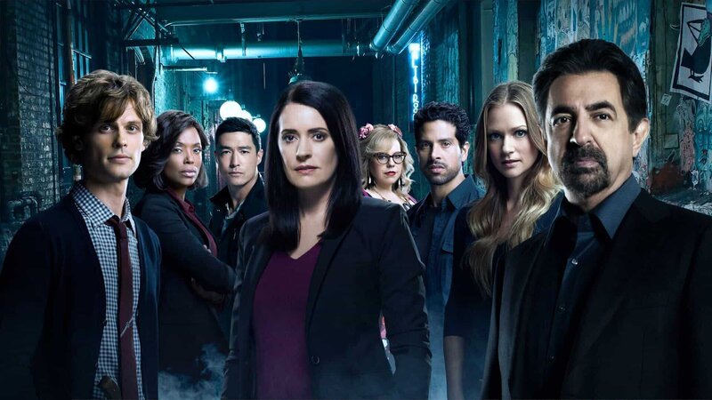 (13. Staffel) – Ein starkes Team, das jeden Serientäter zur Strecke bringt: Dr. Spencer Reid (Matthew Gray Gubler, l.), David Rossi (Joe Mantegna, r.), Jennifer ‚JJ‘ Jareau (AJ Cook, 2.v.r.), Penelope Garcia (Kirsten Vangsness, 4.v.r.), Dr. Tara Lewis (Aisha Tyler, 2.v.l.), Luke Alvez (Adam Rodriguez, 3.v.r.), Emily Prentiss (Paget Brewster, 4.v.r.) und Matt Simmons (Daniel Henney, 3.v.r.) – Bild: /​ (C)13TH STREET Photocredit Mandatory, Editorial Use Only, NO archive, NO Resale