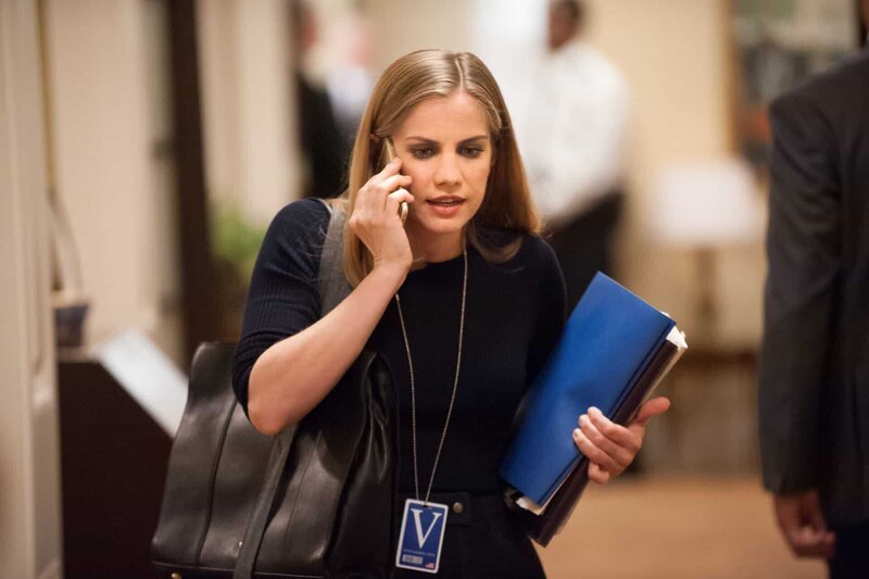 Anna Chlumsky als Amy Brookheimer – Bild: LACEY TERRELL /​ Â© 2016 Home Box Office, Inc. All rights reserved. HBOÂ® and all related programs are the property of Home Box Office, Inc.