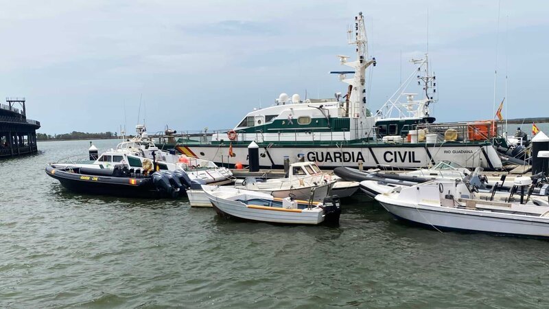Von der Guardia Civil in Huelva kontrollierte Boote. (National Geographic/​Ramón Campoamor) – Bild: National Geographic /​ National Geographic/​Ramón Campoamor /​ Ramón Campoamor