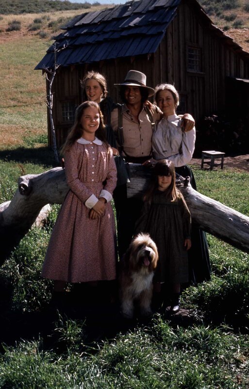 Melissa Sue Anderson, Melissa Gilbert, Michael Landon, Karen Grassle, Lyndsay Greenbush – Bild: 1976 National Broadcasting Company, Inc. All Rights Reserved. Lizenzbild frei