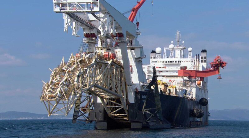 Bildunterschrift: Die Aufgabe der Die „MV Solitaire“ lautet: Rohre unter härtesten Bedingungen auf dem Meeresgrund zu verlegen. Dabei kommt der sogenannte „Stinger“ zum Einsatz. Dieser hängt am Heck des Schiffs und befördert die Pipeline zum Meeresboden. – Bild: N24 Doku
