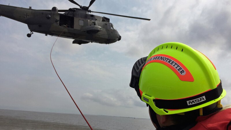 Selbst die Übungen mit den Marinefliegern der Bundeswehr können gefährlich werden: Da das Fahrwasser im Wattenmeer niedrig ist und der Hubschrauber nur wenige Meter über der Brücke kreist, ist volle Konzentration gefragt. – Bild: BILD Selbst die Übungen mit den Marinefliegern der Bundeswehr können gefährlich werden: Da das Fahrwasser im Wattenmeer niedrig ist und der Hubschrauber nur wenige Meter über der Brücke kreist, ist volle Konzentration gefragt. – Bild: BILD
