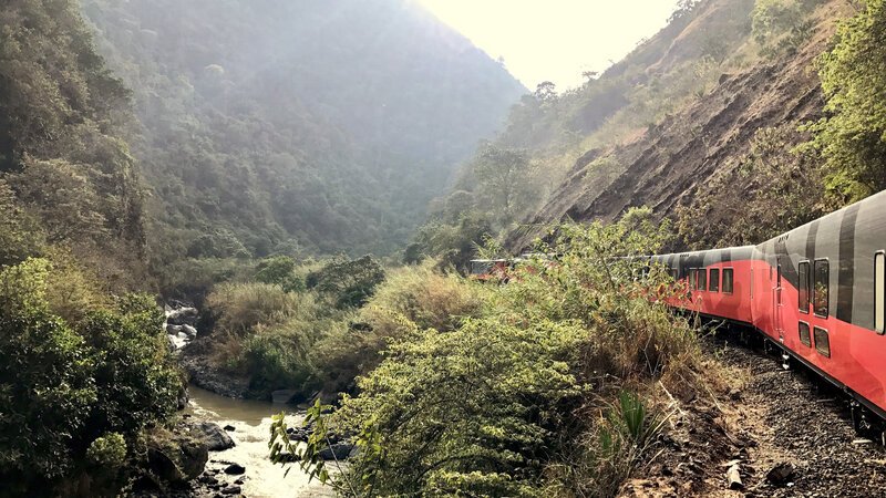 Der Tren Crucero schlängelt sich durch die Andenlandschaft. – Bild: BILD