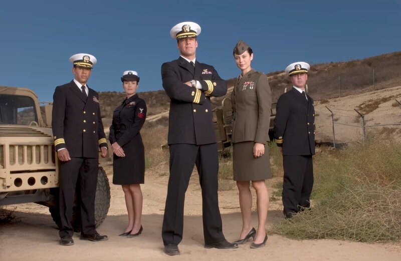 V.l.: Sturgis Turner (Scott Lawrence), Lt. Loren Singer (Nanci Chambers), Harmon Rabb, Jr. (David James Elliott), Sarah MacKenzie (Catherine Bell), Bud Roberts, Jr. (Patrick Labyorteaux) – Bild: MG RTL D /​ 2018 CBS Studios Inc