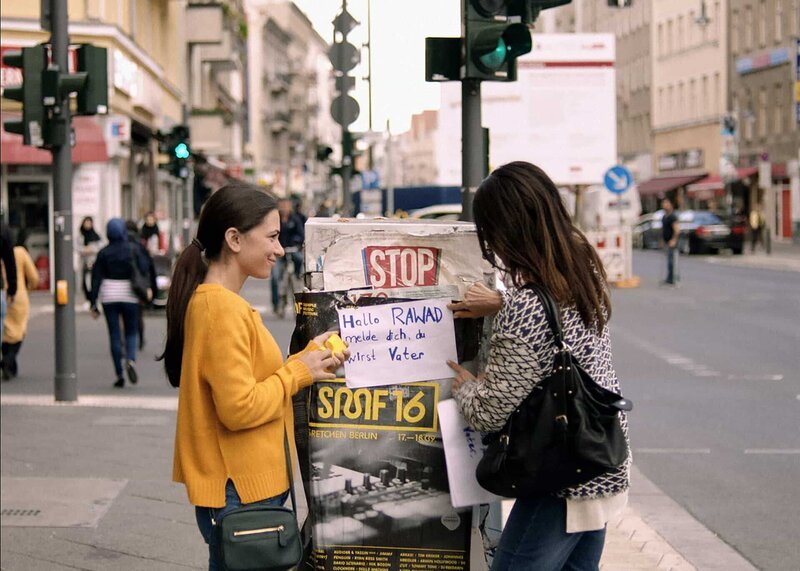 Das Stadtbild Berlins ist geprägt von Zetteln: Umzugshelfer, Wohnungsgesuche, Workshop-Angebote. Der Film spürt basierend auf dem gleichnamigen erfolgreichen Internet-Blog den Geschichten hinter den Zetteln nach. – Selma (Yeliz Simsek) und ihre Mutter (Jale Arikan re.) suchen, nachdem die beiden sich nach einem heftigen Streit versöhnt haben, per Aushang nach Rawad – er weiß noch nichts von seinem Glück, aber er wird Vater! – Bild: rbb/Darling Berlin/UCM.ONE Das Stadtbild Berlins ist geprägt von Zetteln: Umzugshelfer, Wohnungsgesuche, Workshop-Angebote. Der Film spürt basierend auf dem gleichnamigen erfolgreichen Internet-Blog den Geschichten hinter den Zetteln nach. – Selma (Yeliz Simsek) und ihre Mutter (Jale Arikan re.) suchen, nachdem die beiden sich nach einem heftigen Streit versöhnt haben, per Aushang nach Rawad – er weiß noch nichts von seinem Glück, aber er wird Vater! – Bild: rbb/Darling Berlin/UCM.ONE