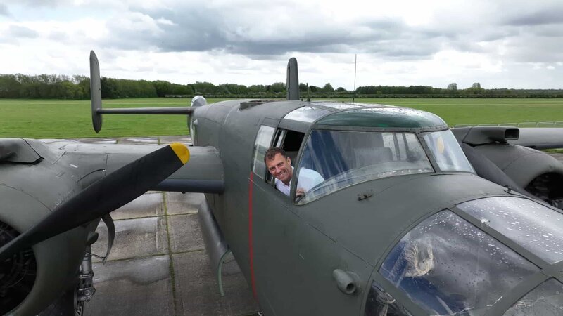 Arthur Williams im Cockpit der B-25. Die B-25 war an der Bombardierung von Monte Cassino im Februar 1944 beteiligt. (National Geographic für Disney/​Johnny Shipley) – Bild: National Geographic for Disney/​Johnny Shipley /​ Disney /​ Johnny Shipley