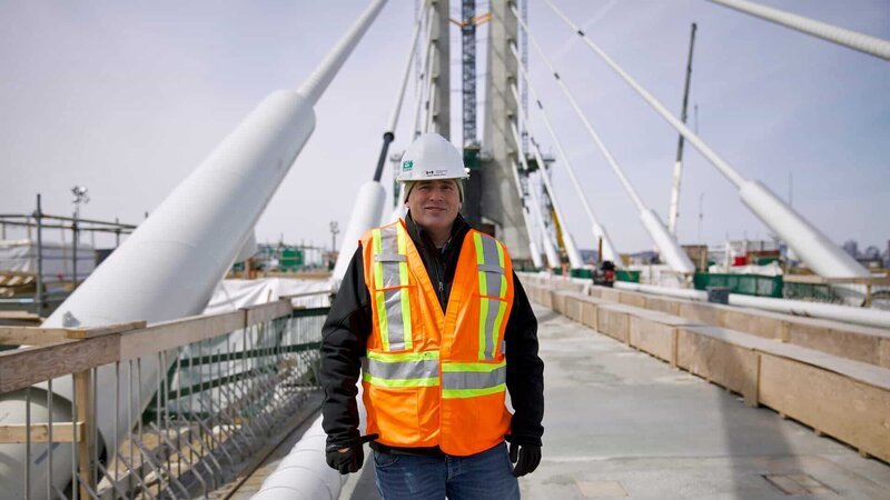 Die Schrägseile der Brücke sind ähnlich wie bei einer Harfe angeordnet. – Bild: N24 Doku