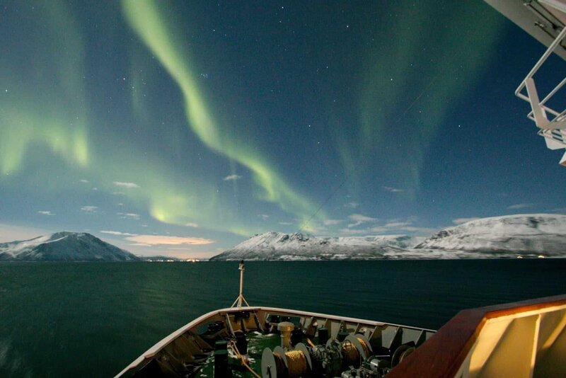 Immer wieder ein magischer Moment: Polarlichter. Das Himmelsschauspiel lässt sich bei einer winterlichen Schiffsreise zum Nordkap regelmäßig beobachten. – Bild: ZDF und Hurtigruten.