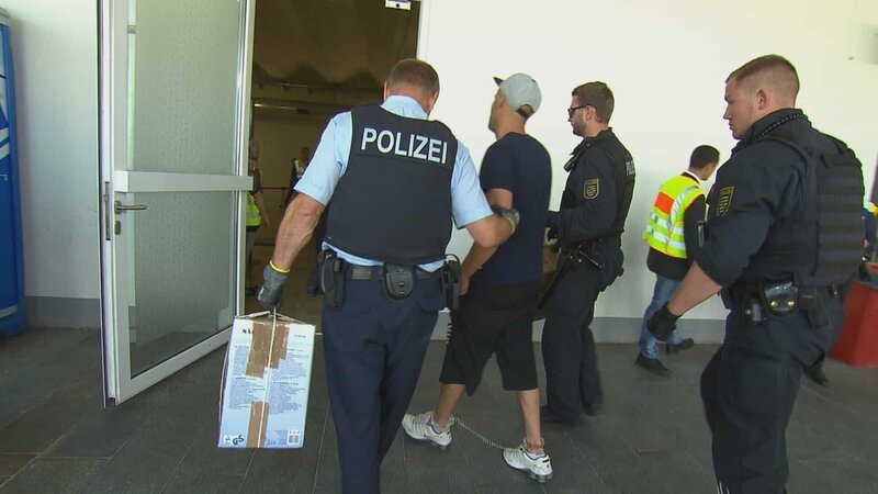 Scene from Spezialeinheit für Deutschland Die Bundespolizei – episode Verdeckte Ermittlungen – Bild: Spiegel TV Wissen (DE)