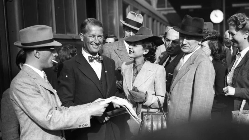 Bei seiner Rückkehr nach Paris 1941, wird Maurice Chevalier von Journalisten umringt. – Bild: ORF/​arte