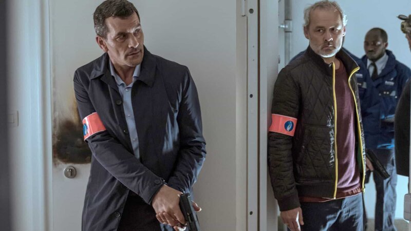 Vincke (Koen De Bouw, l.) und der Profiler Mulder (Marcel Hensema, r.) stürmen die Wohnung eines Verdächtigen. – Bild: ZDF und Nyk Dekeyser.