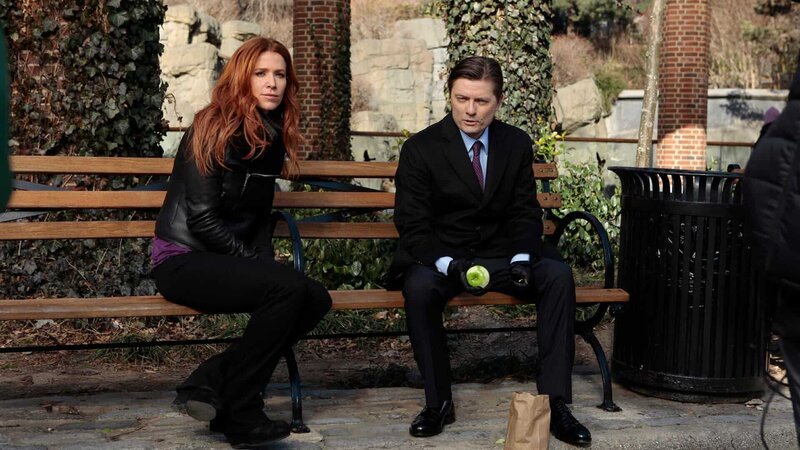 L-R: Carrie Wells (Poppy Montgomery), Walter Morgan (James Urbaniak) – Bild: Giovanni Rufino /​ CBS /​ 2011, 2012 Sony Pictures Television Inc. and CBS Studios Inc. All Rights Reserved.