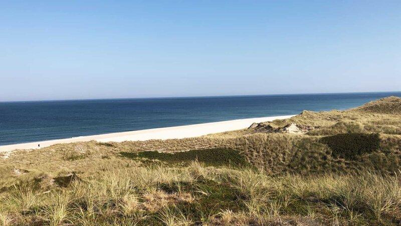 Sylt misst eine Länge von rund 38 Kilometern. Außerhalb der Saison sind viele Strandabschnitte unberührt. – Bild: ZDF und Jeannine Apsel./​Jeannine Apsel