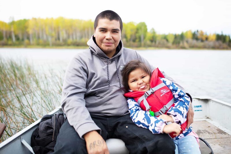 Picture Shows: Bentley Kakekayash and his daughter Angelina net fishing in Weagamow Lake, Ontario. – Bild: Andrew Sheppard/​ Devin Lund /​ Saloon Media/​ Andrew Sheppard/​ D /​ © Saloon Media 2019