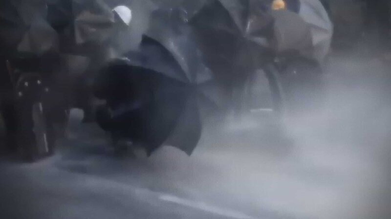 Bei den Protesten in Hongkong ging die Polizei auch mit Wasserwerfern gegen die Demonstranten vor, deren einziger Schutz Regenschirme waren. – Bild: ZDF und Hanfgarn & Ufer.